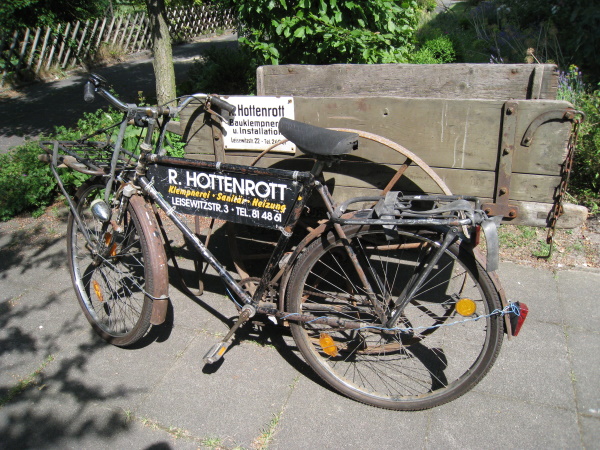 Alter Schubkarren und Fahrrad