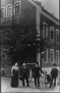 Grnder der Firma Hottenrott 1881 - vor dem Wohnhaus Leisewitzstr.3